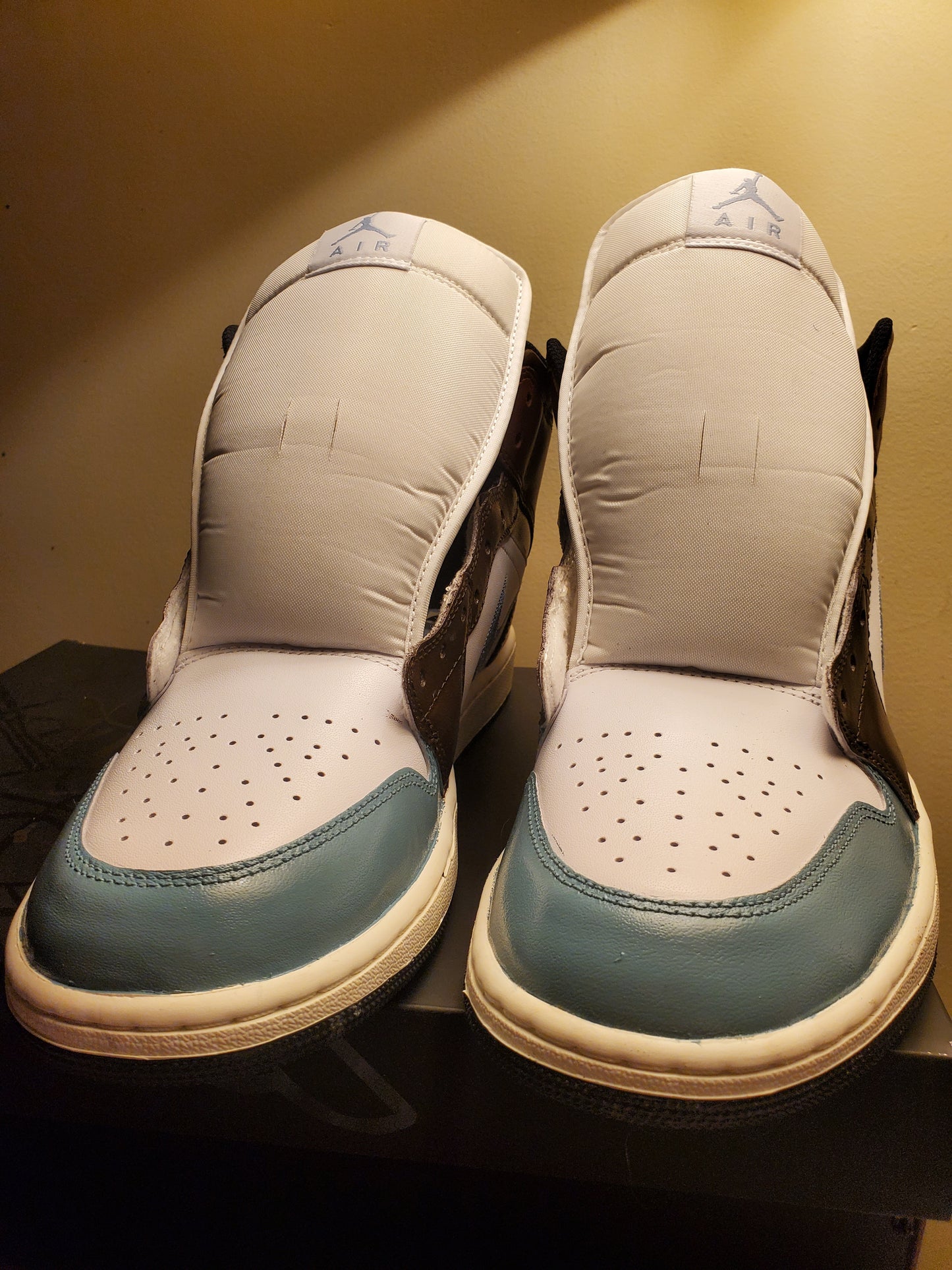 Jordan Retro 1's custom brown and blue