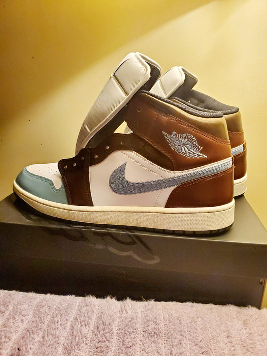 Jordan Retro 1's custom brown and blue